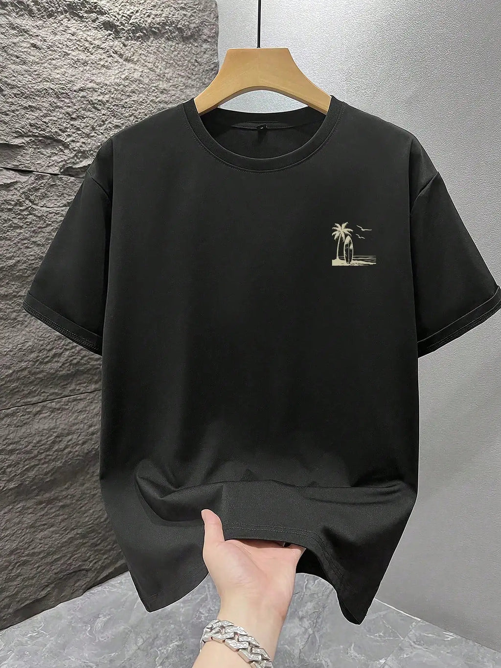 Camiseta estampada para hombre — Estilo playero y veraniego, corte relajado. Esta camiseta para hombre presenta un diseño informal inspirado en las vacaciones.