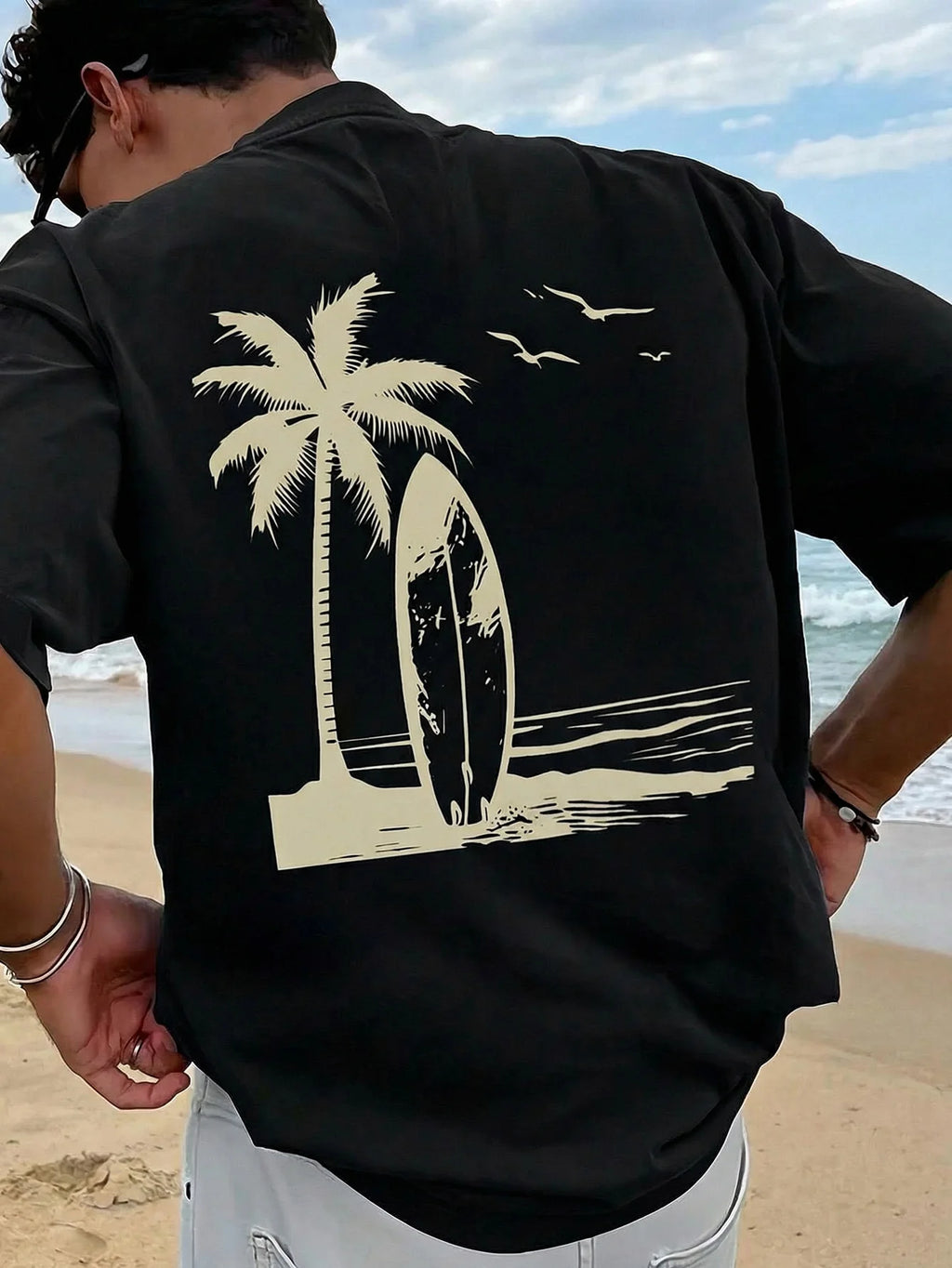 Camiseta estampada para hombre — Estilo playero y veraniego, corte relajado. Esta camiseta para hombre presenta un diseño informal inspirado en las vacaciones.